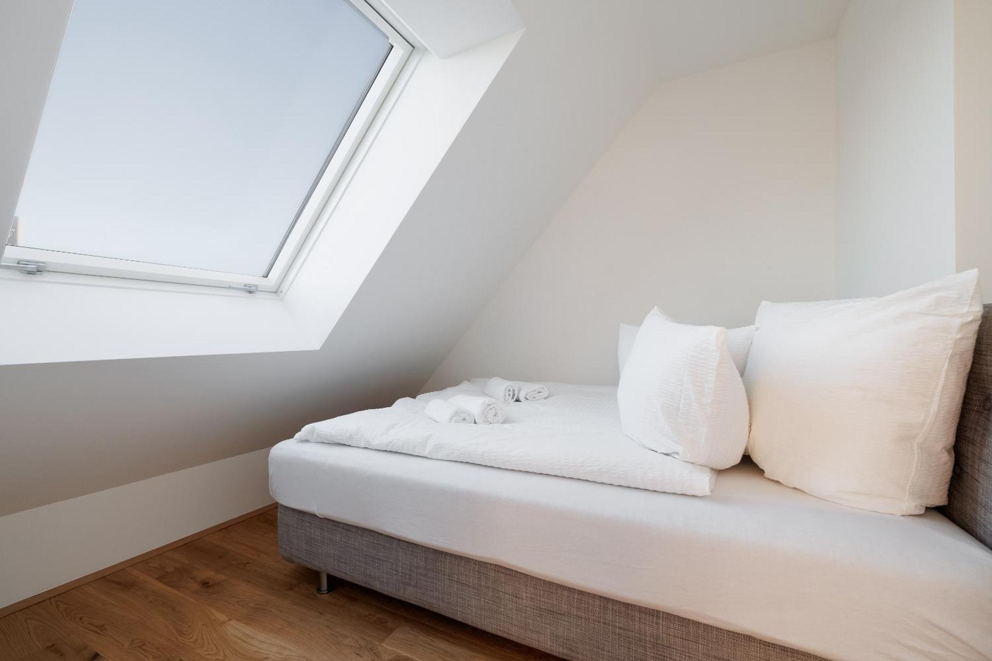 Symphony Apartments 41 - Modern Loft With Terrace And Grill In Central Location Wenen Buitenkant foto