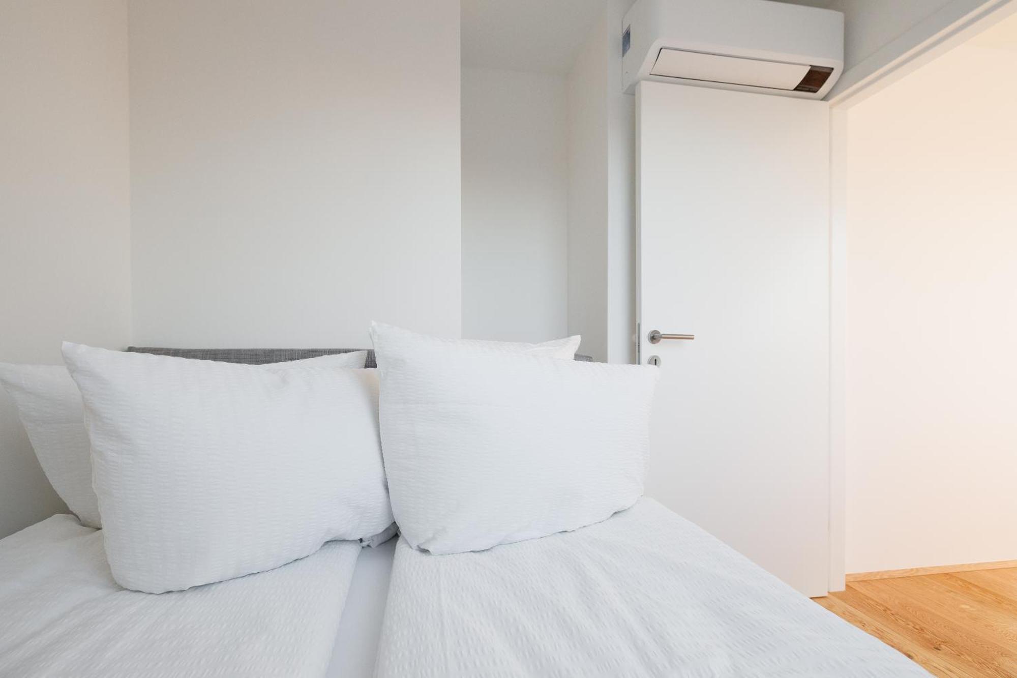 Symphony Apartments 41 - Modern Loft With Terrace And Grill In Central Location Wenen Buitenkant foto